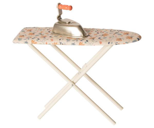Table à repasser et son fer