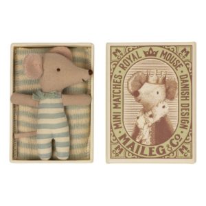 Bébé garçon ans sa boite d'allumettes