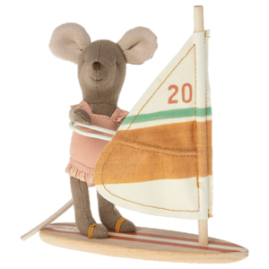 petite soeur souris et sa planche à voile
