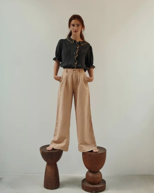 Blouse Col Brodé Bitume – Image 3