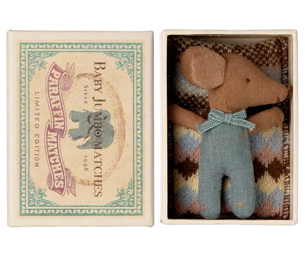 Bébé souris dans sa boite d'allumettes bleue maileg