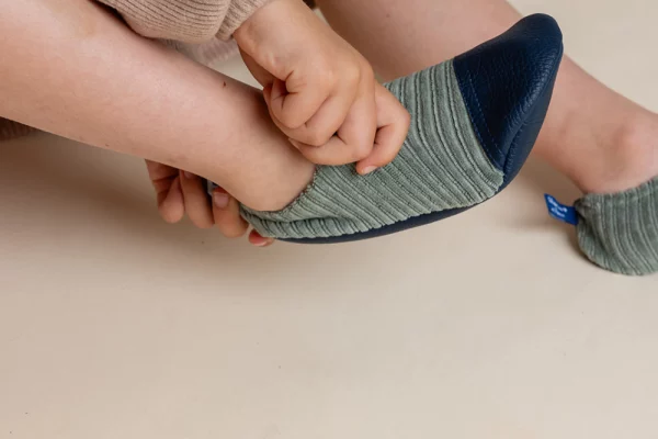 CHAUSSONS VELOURS GRIS VERT LES PAS PETITS