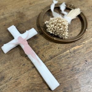 BOUGIE CRUCIFIX BLANC ET JESUS DRAGEE CIERGERIE DES PREMONTRES