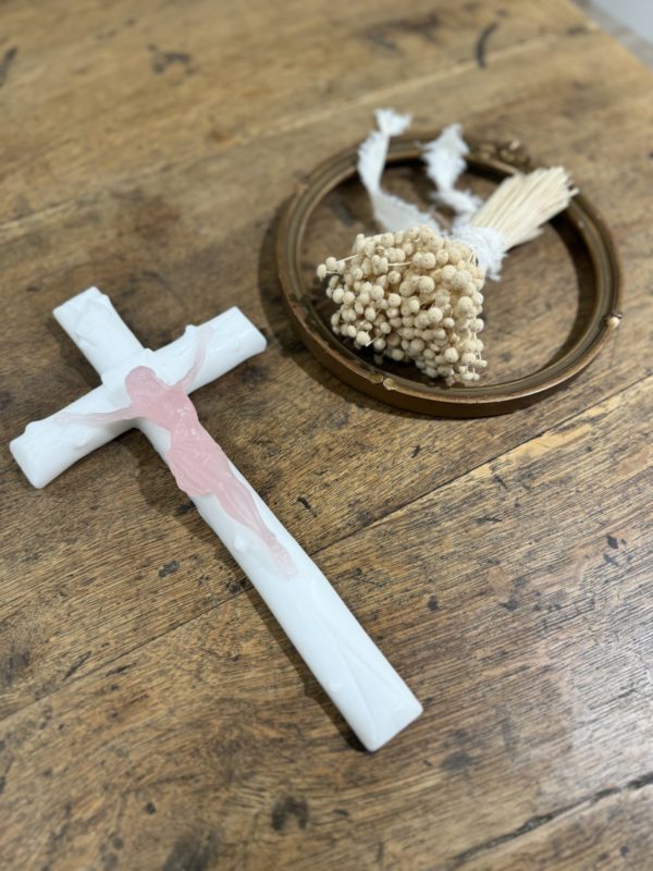 BOUGIE CRUCIFIX BLANC ET JESUS DRAGEE CIERGERIE DES PREMONTRES