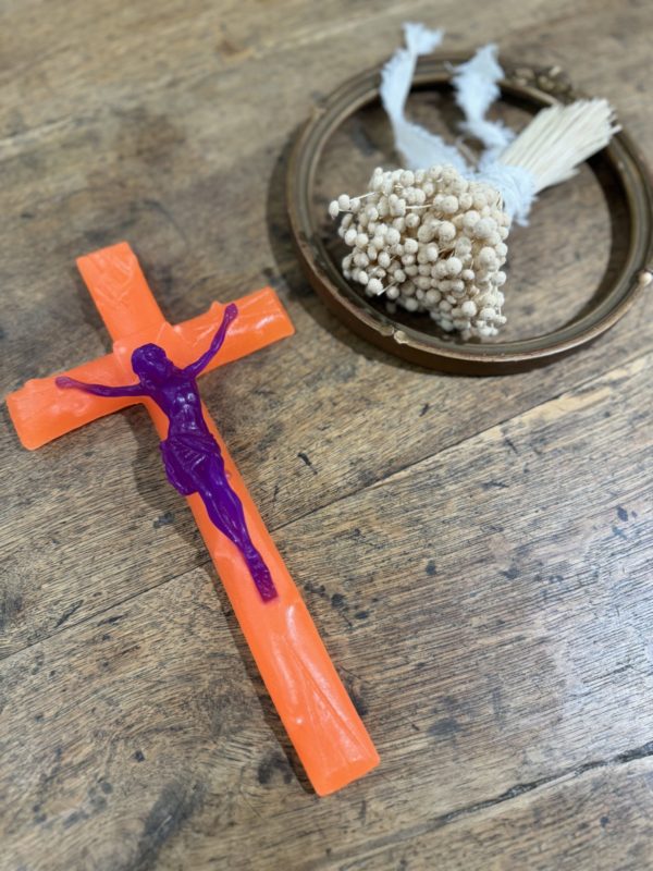 BOUGIE CRUCIFIX ORANGE JESUS VIOLET CIERGERIE DES PREMONTRES