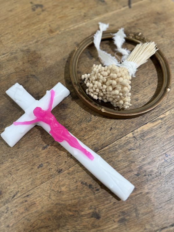 BOUGIE CRUCIFIX BLANC ET JESUS ROSE FLUO CIERGERIE DES PREMONTRES