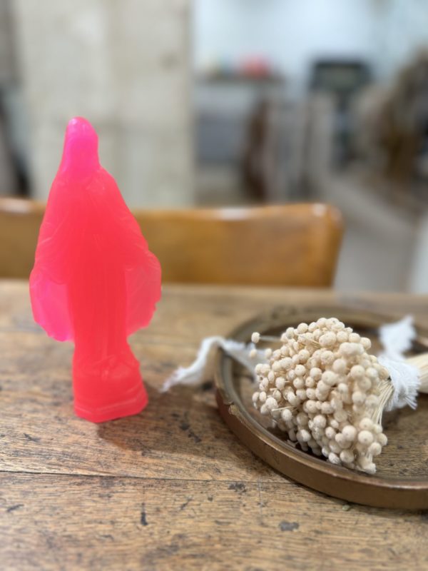 bougie mini miraculeuse rose fluo ciergerie des prémontrés