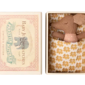Bébé souris dans sa boîte d'allumettes rose