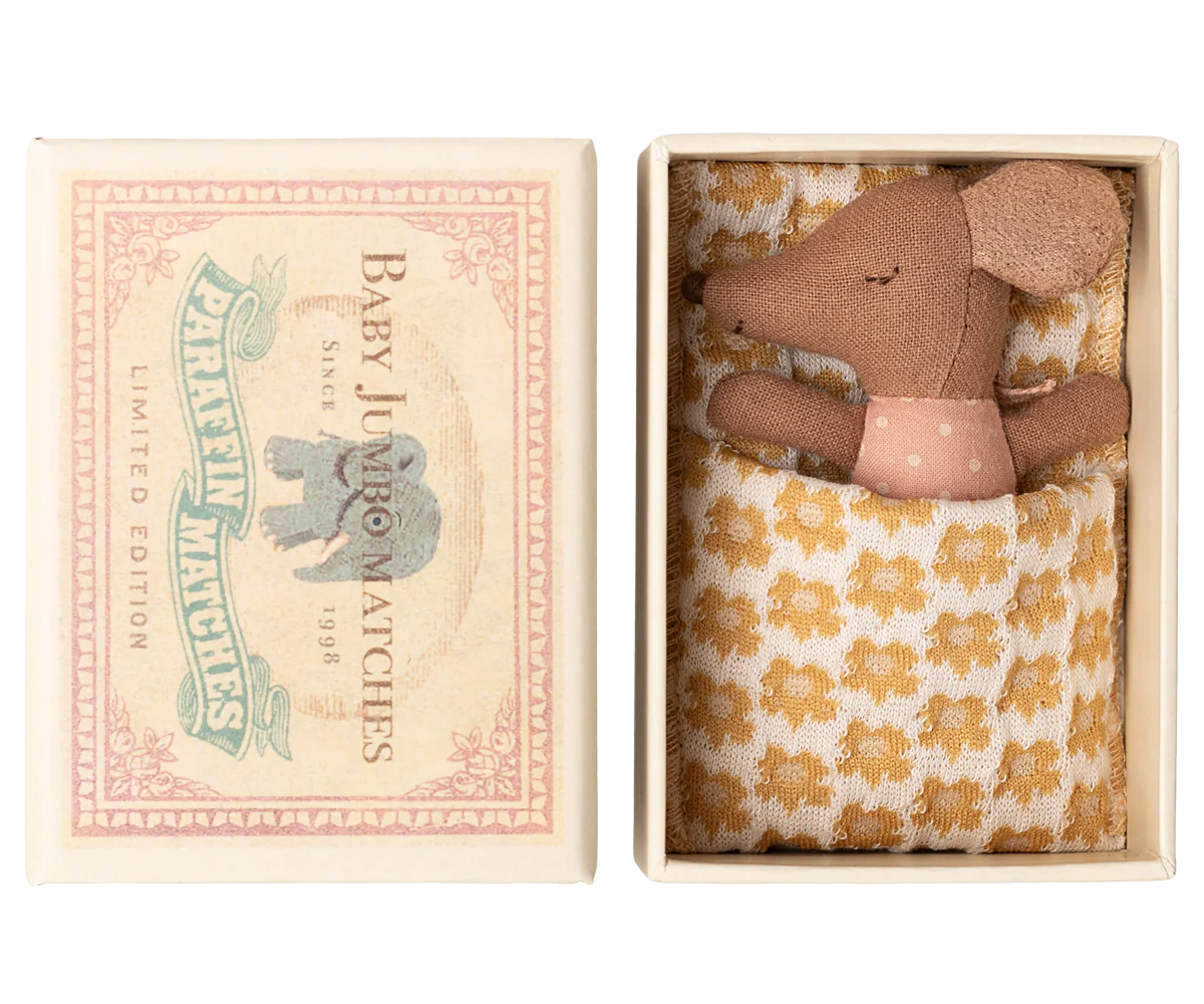 Bébé souris dans sa boîte d'allumettes rose