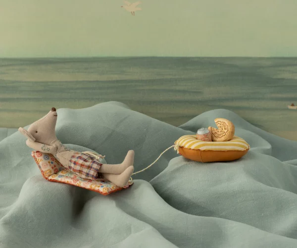 Souris Dad à la plage sur son matelas pneumatique à fleurs – Image 2