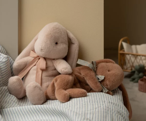 Peluche Lapin Couché Small rose poudré – Image 2