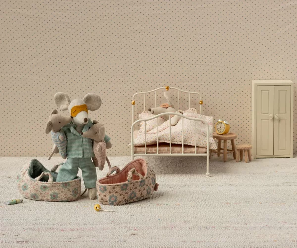 Bébé Souris dans son Couffin Bleu – Image 2