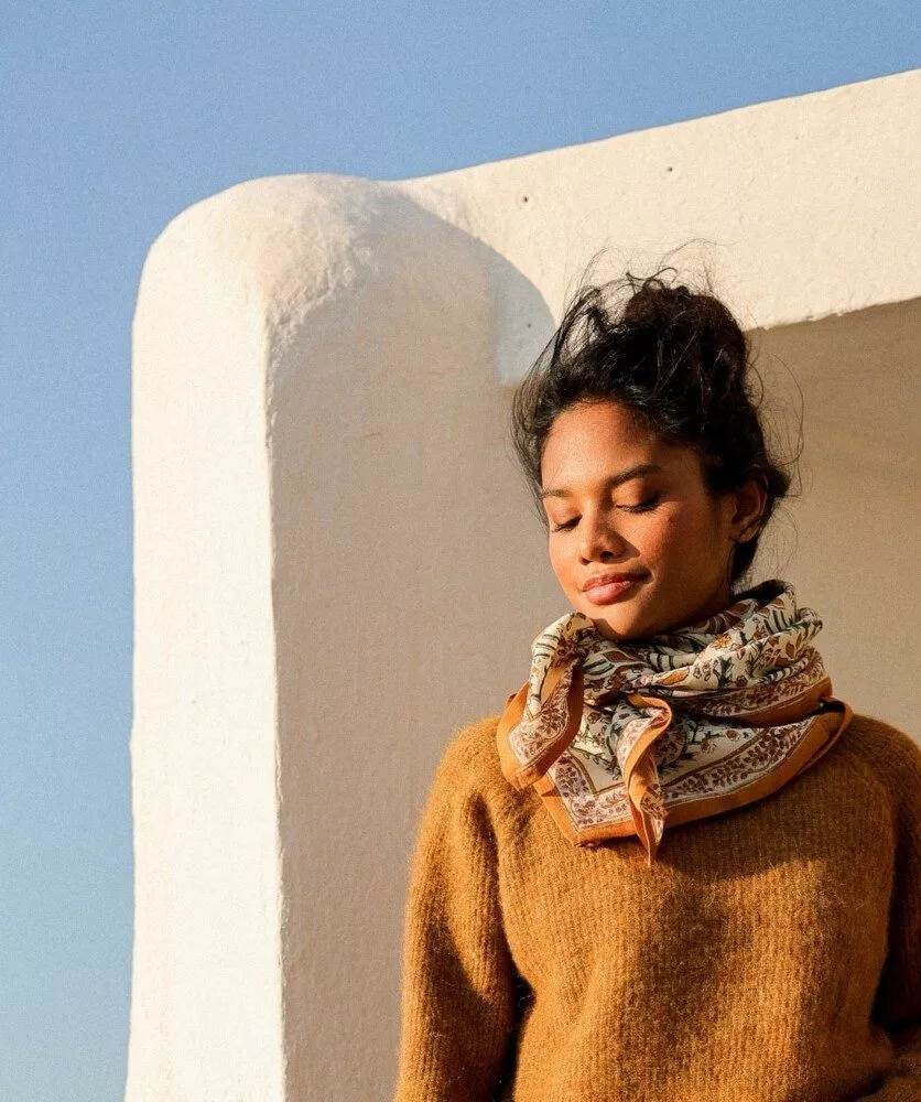 Grand Foulard Palmyre Caramel Beurre Salé – Image 2