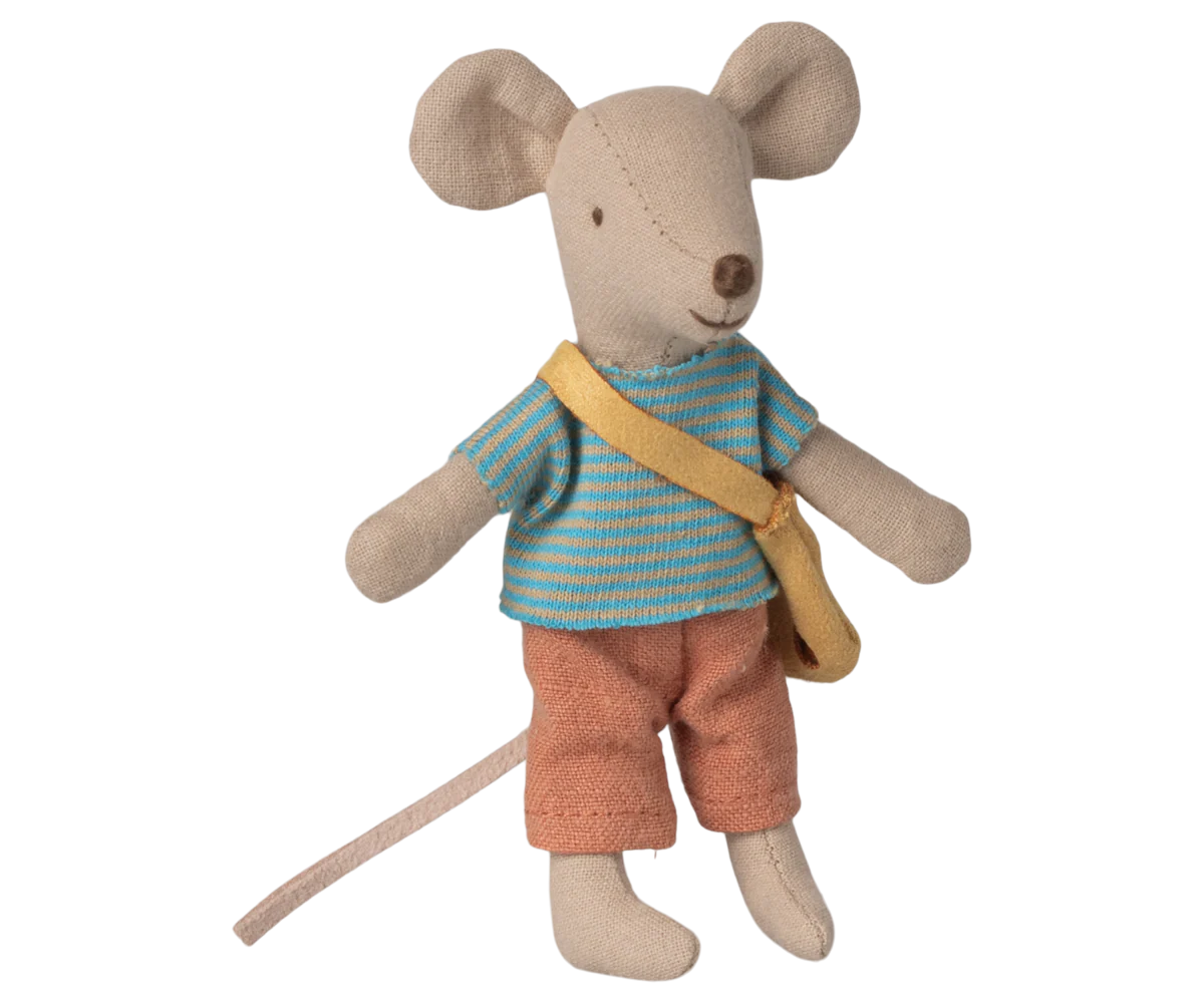 Souris Petit Frère avec son sac